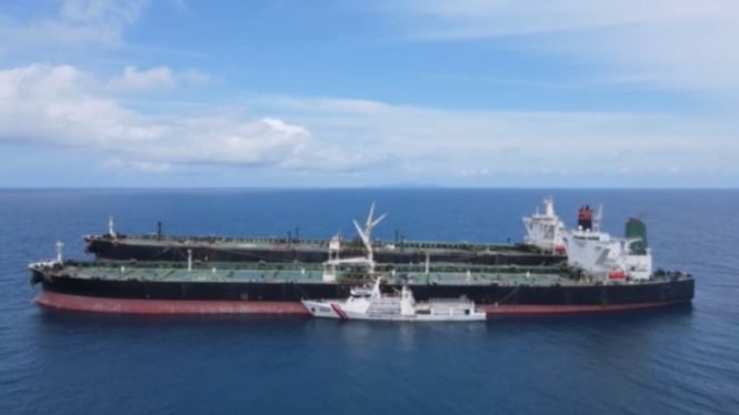 Kapal tanker milik Iran dan Panama disita Bakamla RI, diduga transfer BBM ilegal.