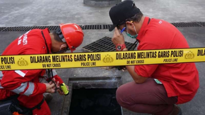 Tim Laboratorium Forensi Polri menyelidiki ledakan di dekat SPBU Margomulyo, Surabaya, Jawa Timur, pada Selasa, 26 Januari 2021.