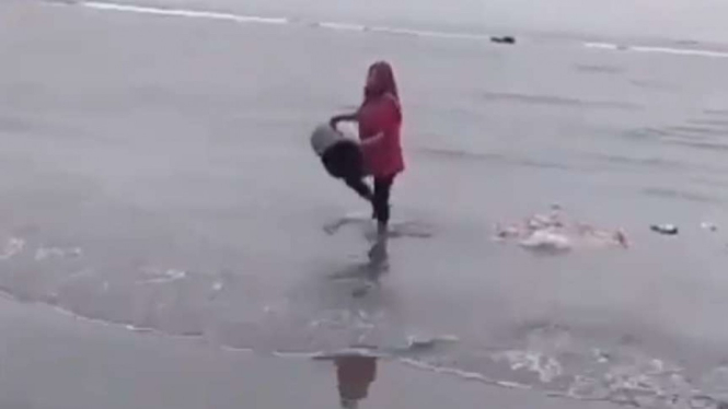 Viral video Emak-emak asyik buang sampah di Pantai Panjang, Bengkulu.