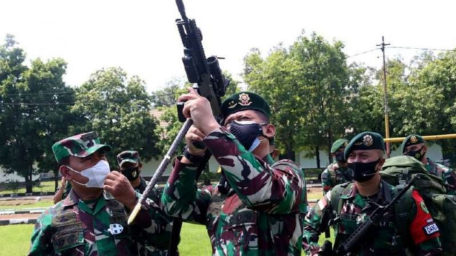 VIVA Militer: Pangdiv 2 Kostrad, Mayjen TNI Tri di Markas Yonif Para Raider 501
