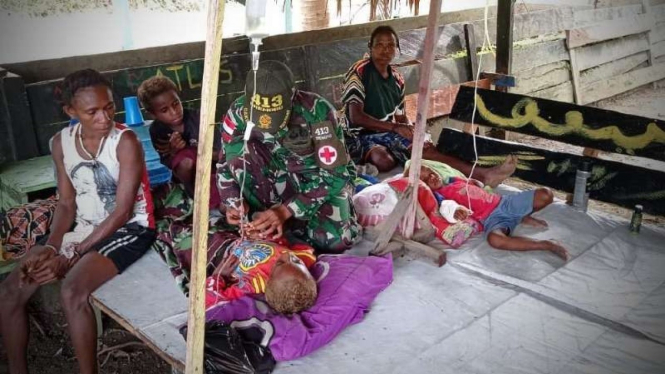 VIVA Militer: Prajurit Yonif Mekanis Raider/Kostrad selamatkan nyawa anak Papua.