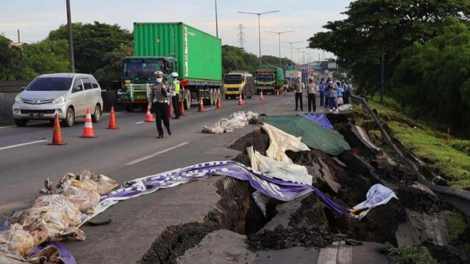 Tol Surabaya-Gempol retak karena longsor.