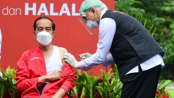 Presiden Jokowi Disuntik Vaksin COVID-19 Dosis Kedua oleh Prof Abdul Muthalib