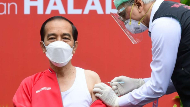 Presiden Jokowi disuntik vaksin COVID-19 dosis kedua.