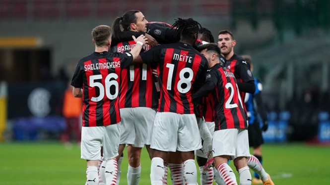 Pemain AC Milan merayakan gol ke gawang Inter Milan