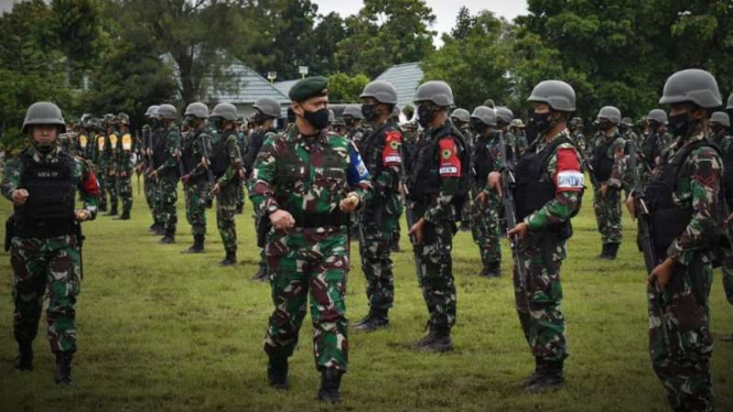 VIVA Militer: Pangdiv 2 Kostrad, Mayjen TNI Tri di Markas Yonif Para Raider 501