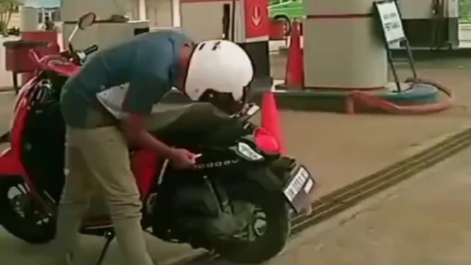 Pemotor kebingungan saat hendak mengisi bensin