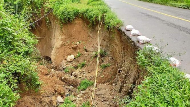 Jalan nasional di Jambi longsor akibat hujan deras.