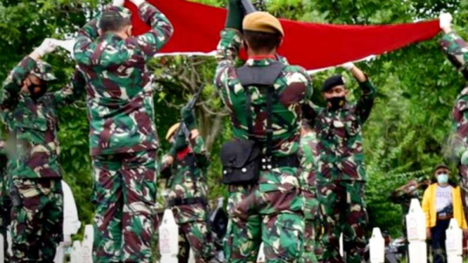 VIVA Militer: Prosesi pemakaman Brigjen TNI Agus Hernawan