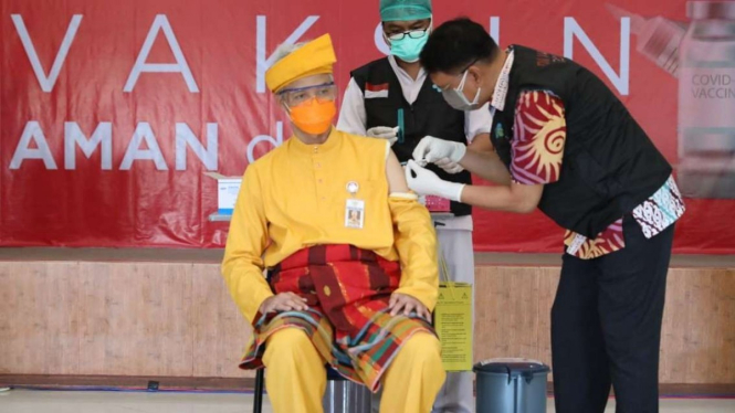 Gubernur Jawa Tengah Ganjar Pranowo Disuntik Vaksin COVID-19 Dosis Kedua