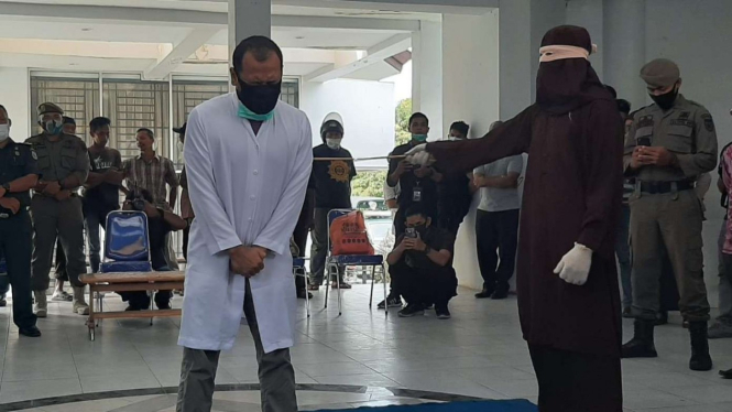 Pasangan gay dicambuk di Aceh