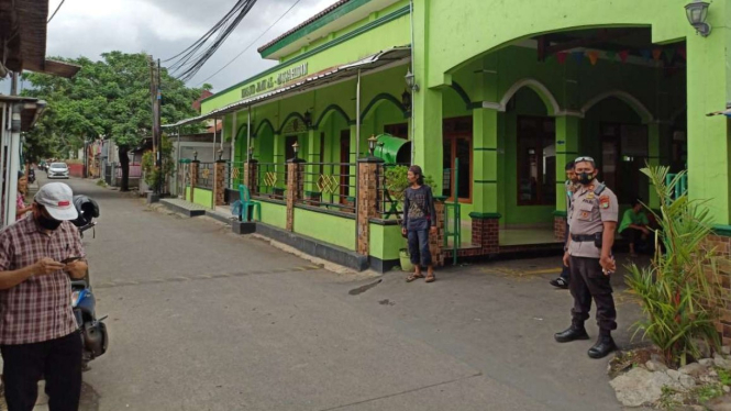 Imam Masjid di Depok ditodong orang tak dikenal.