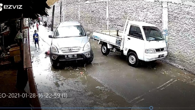 Cuplikan rekaman CCTV anak kecil terlindas mobil.