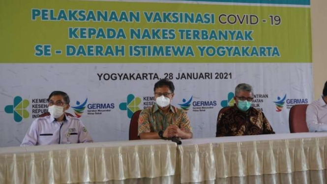 Menteri Kesehatan Budi Gunadi Sadikin hadir dalam kegiatan pemecahan rekor MURI pada program vaksinasi COVID-19 terbanyak di kampus Universitas Gadjah Mad, Yogyakarta, pada Kamis, 28 Januari 2021.
