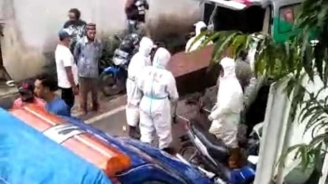 Tangkapan layar (screen shot) video yang memperlihatkan jenazah yang dipulasara sesuai dengan protokol kesehatan pencegahan COVID-19 tertukar saat akan dimakamkan di Kota Malang, Kamis, 28 Januari 2021.