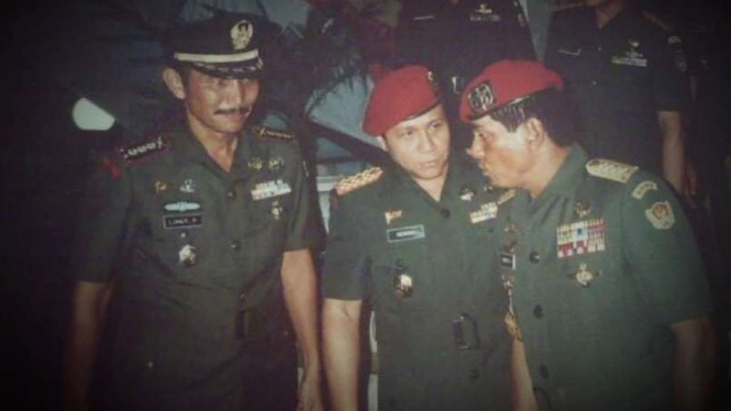 VIVA Militer:  Jenderal (purnawirawan) TNI AMHP dan Jenderal TNI Wismoyo.