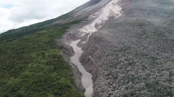 Foto udara luncuran awan panas Gunung Merapi