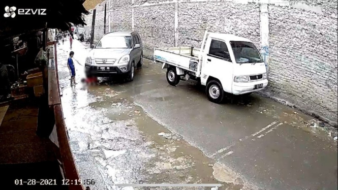Cuplikan rekaman CCTV anak kecil terlindas mobil.