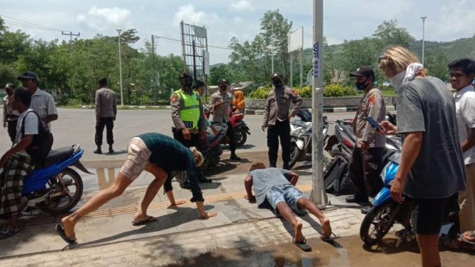 Bule di Lombok hukum push-up akibat tak patuhi protokol kesehatan