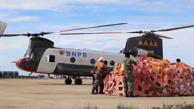 Helikopter Chinook Yang Digunakan BNPB Mengirim Bantuan ke Wilayah Terisolir