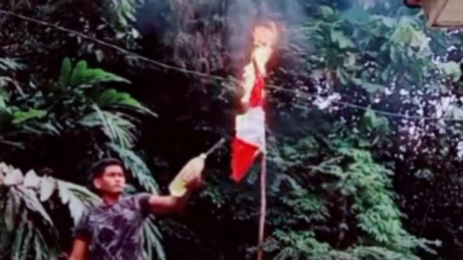 Bendera Indonesia dibakar.