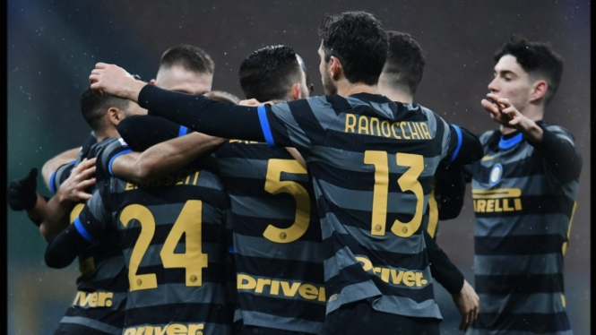 Para pemain Inter Milan merayakan gol. 