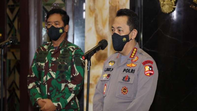 Kapolri Jenderal Listyo Sigit bersama Panglima TNI Marsekal Hadi Tjahjanto