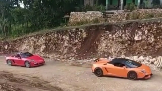 Supercar Lamborghini dan Porsche melintas di jalan tanah