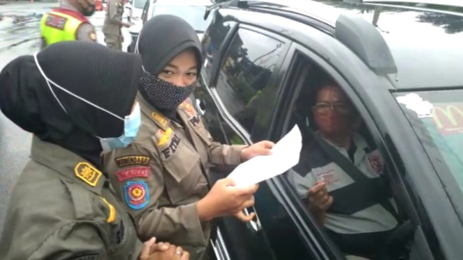 Kabupaten Bogor melakukan penyekatan dengan memeriksa surat hasil rapid test.