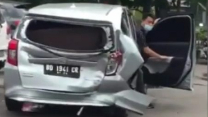 Mobil ditabrak Porsche Cayenne hingga remuk