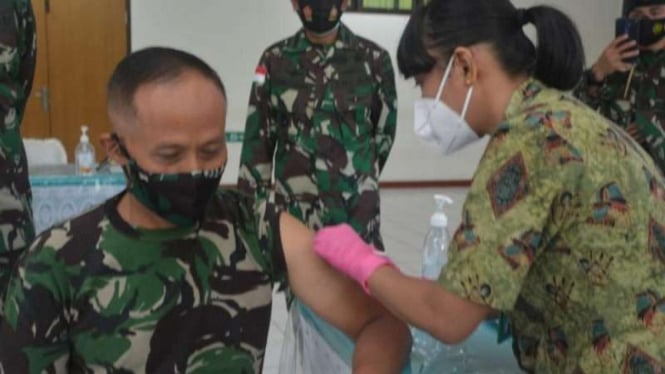 VIVA Militer: Mayjen TNI Ignatius Yogo Triyono disuntik vaksin COVID-19