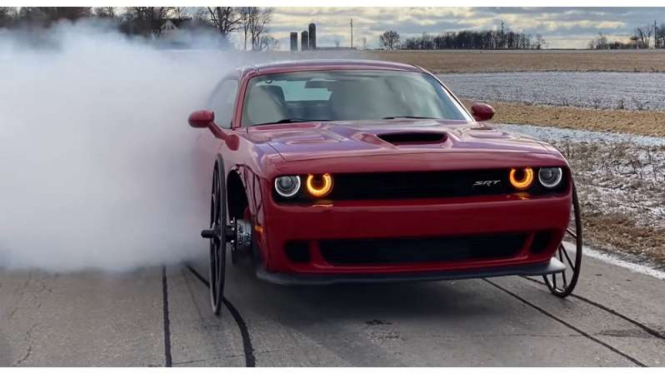 Mobil Dodge Challenger Hellcat dipasangi roda mirip Dokar.