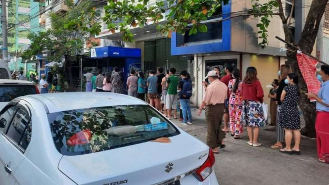 Warga Myanmar di Yangon mengantre di ATM setelah terjadi kudeta militer 