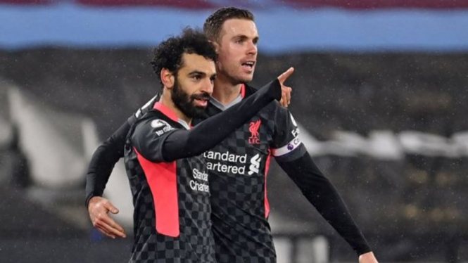 Winger Liverpool, Mohamed Salah, merayakan gol bersama Jordan Henderson