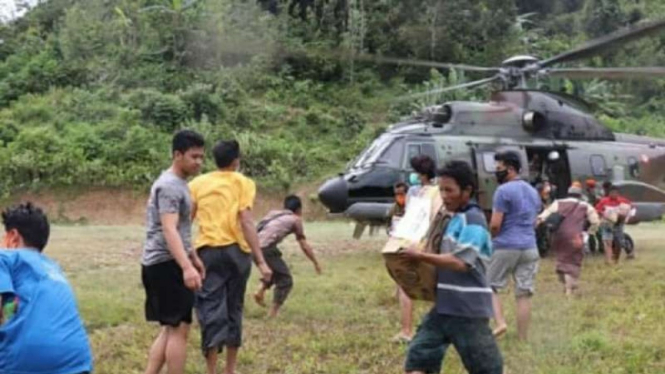 VIVA Militer:Korban gempa Sulbar berebut bantuan logistik dari helikopter TNI AU