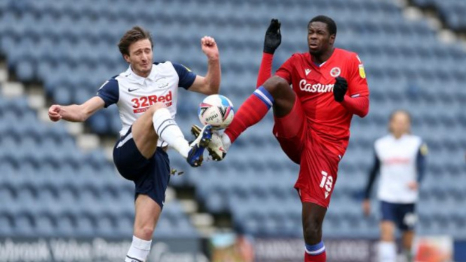 Bek Preston North End incaran Liverpool, Ben Davies (kiri)