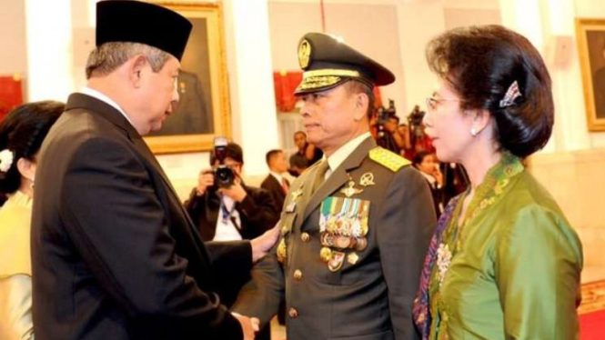 Presiden SBY saat melantik Jenderal Moeldoko sebagai Panglima TNI.