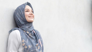 Kisah Dewi Sandra Pernah Muslim Lalu Masuk Kristen dan Kembali Mualaf