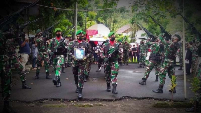 VIVA Militer: Prosesi pemakaman Serda Meydi Jootje.
