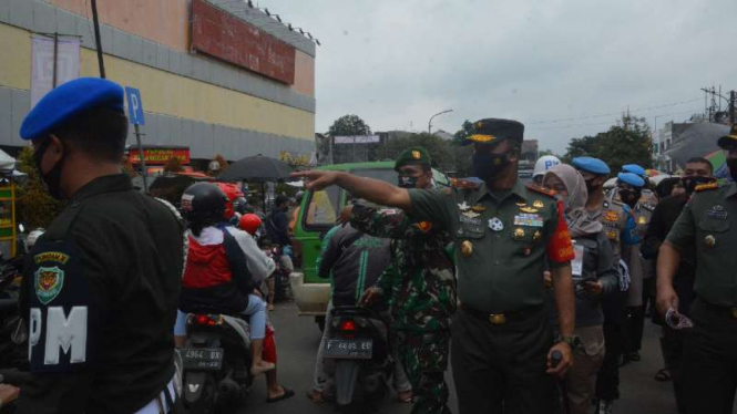 VIVA Militer: Danrem 061/SK Brigjen TNI Achmad Fauzi sidak ke Pasar Jambu Dua