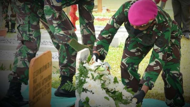 VIVA Militer: Prosesi pemakaman Mayor Jenderal TNI Mar (Purn) Aminullah.