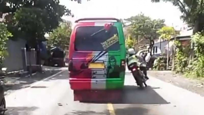 Capture video yang memperlihatkan seorang polisi lalu lintas disenggol oleh minibus angkutan umum yang ugal-ugalan di Kota Probolinggo, Jawa Timur, pada Selasa, 2 Februari 2021.