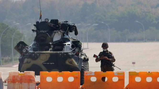 Personel militer berjaga di titik pemeriksaan di Myanmar.