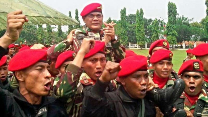 VIVA Militer: Jenderal TNI Budiman bersama prajurit Kopassus