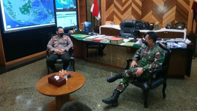 Kapolri Jenderal Listyo Sigit Prabowo bersama KSAD Jenderal Andika Perkasa