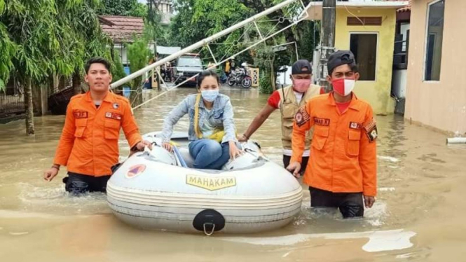 Rumah mewah ambrol, sungai Cibanten meluap usai hujan deras