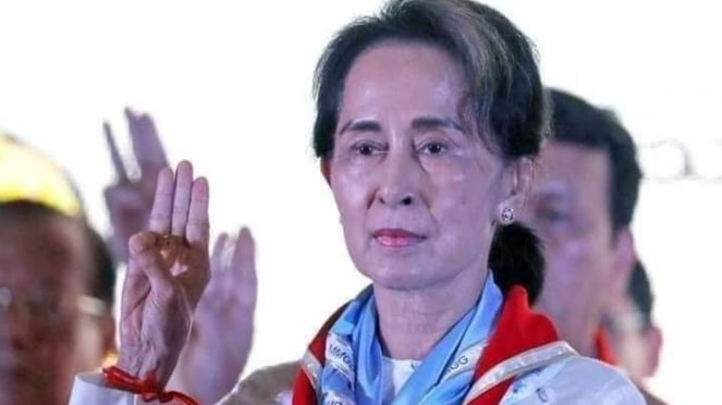 Las felicitaciones de Aung Sun Su Kyi son tres dedos en forma de golpe militar.