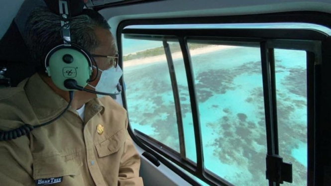 Gubernur Sulawesi Selatan, Nurdin Abdullah meninjau pulau di Kepulauan Selayar