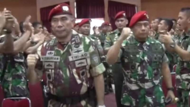 VIVA Militer: Letjen TNI (Purn.) Hinsa Siburian (kiri)