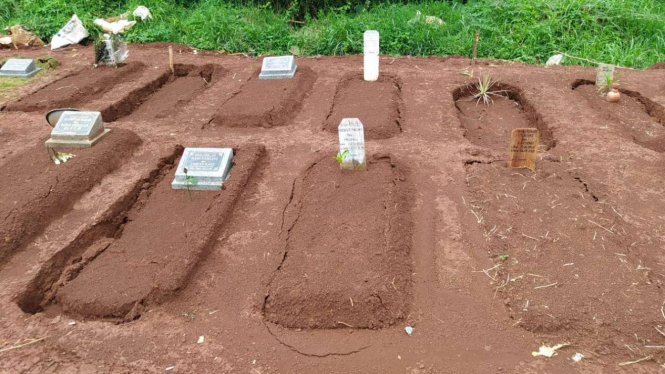 Makam untuk Korban COVID-19 di Tapos, Depok, Jawa Barat Amblas